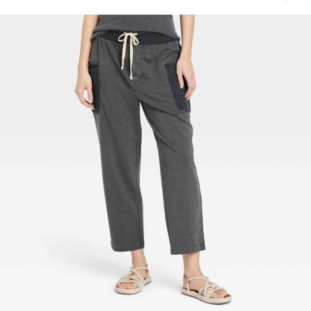 Women's Universal Thread
High-Rise Cargo Utility
Tapered Pants